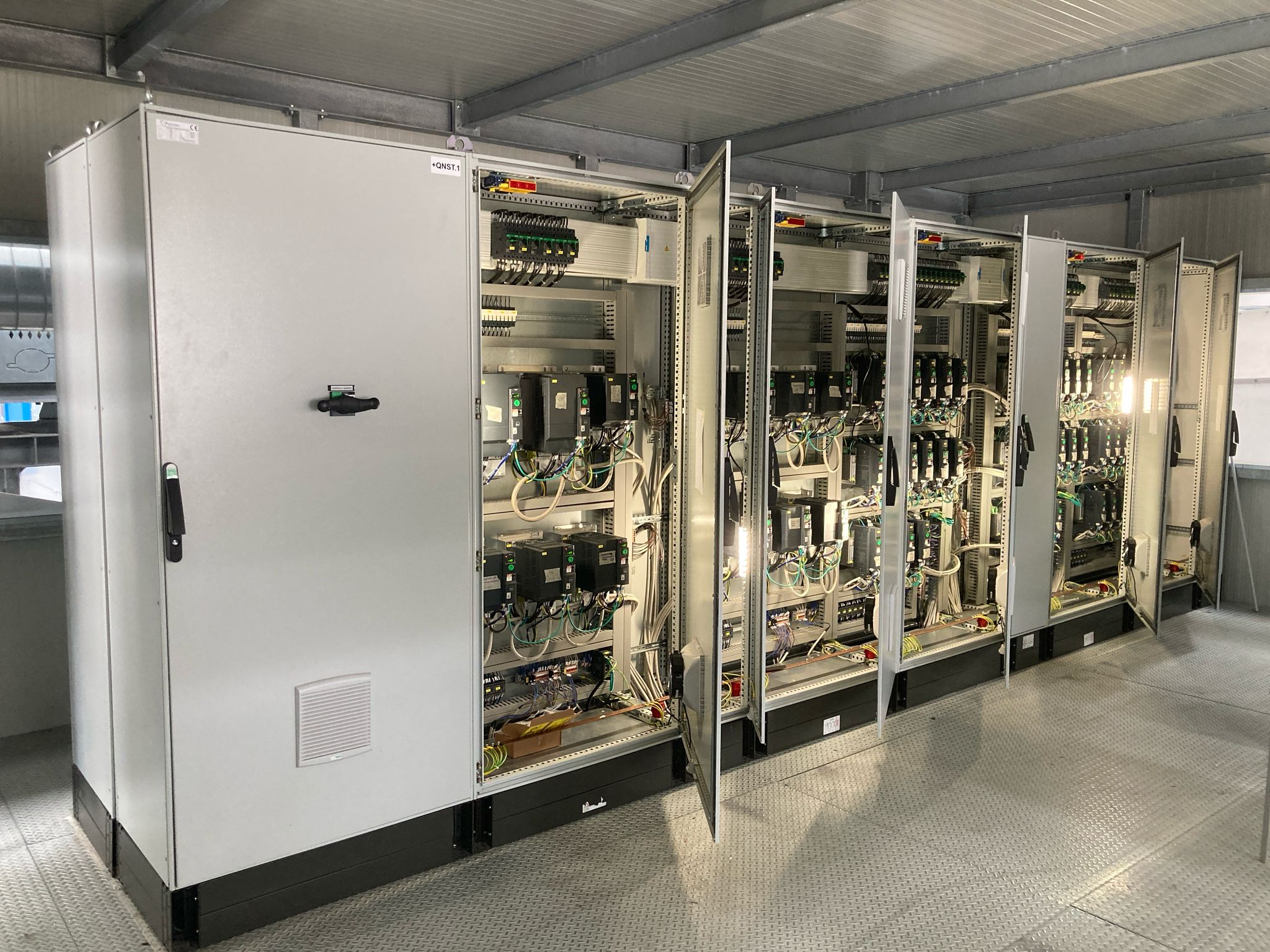 Quadro elettrico industriale TG Automation aperto durante le attività di progettazione e verifica